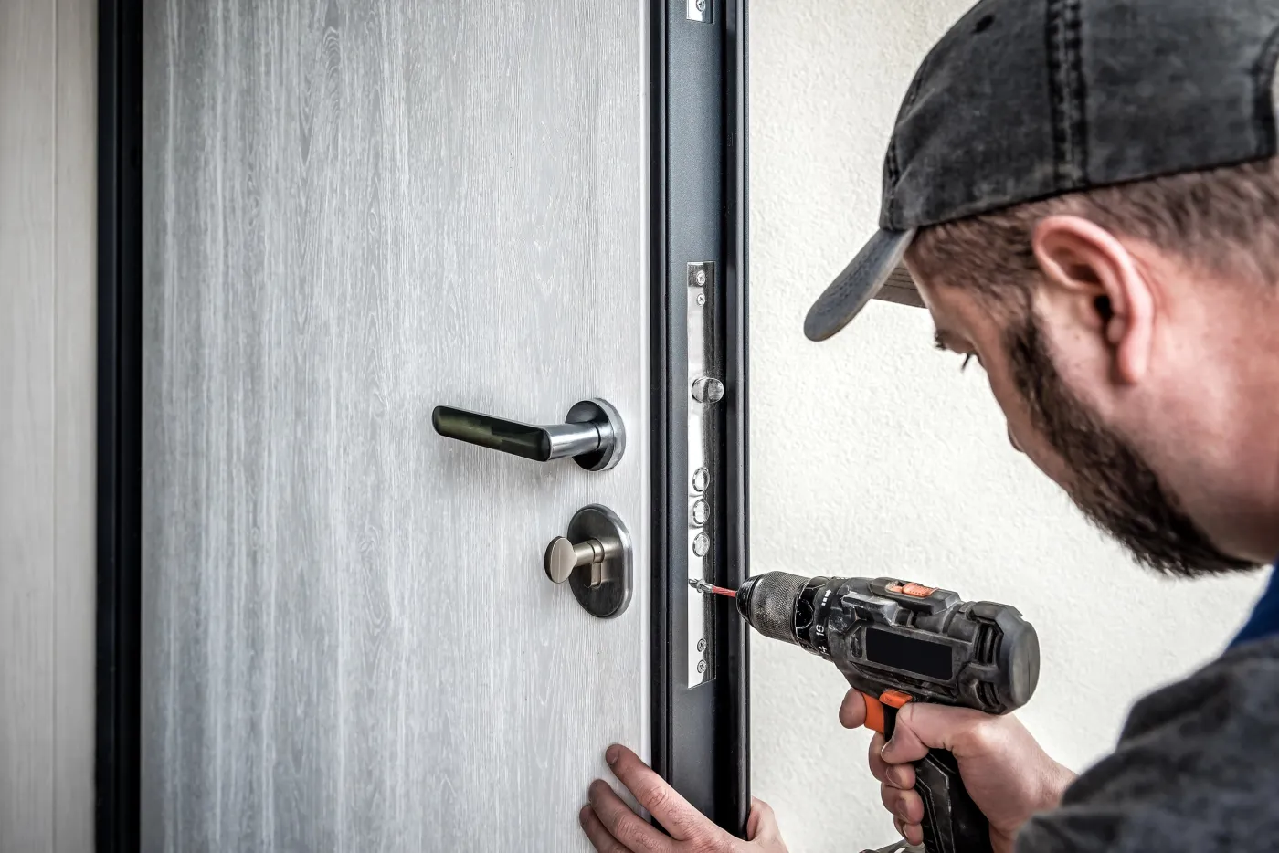 Serrurier de l'équipe posant une serrure multipoint sur une porte blindée en Essonne (91)