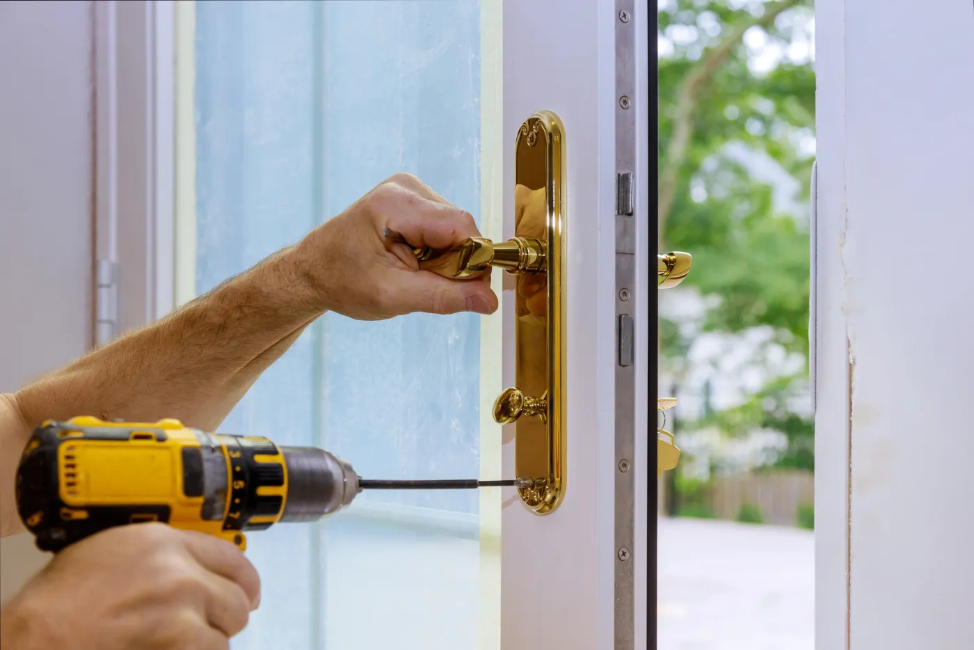 Réglage d'une serrure sur une porte-fenêtre lors d'un dépannage en Essonne